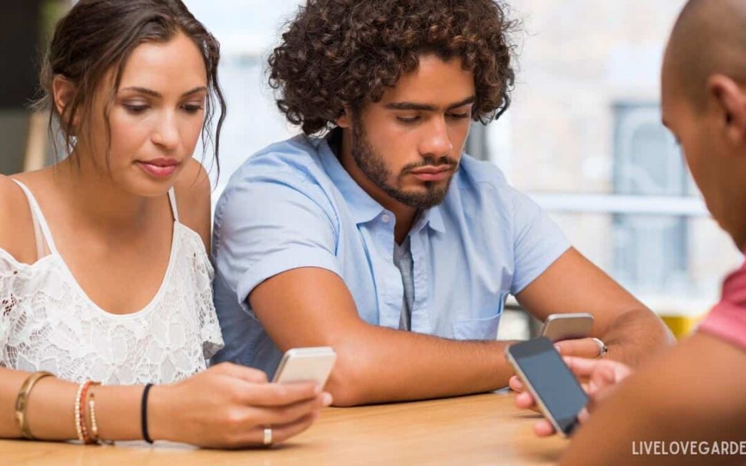 Digital Detox Tips 3 people staring at phone Screen Time Tech Free Living